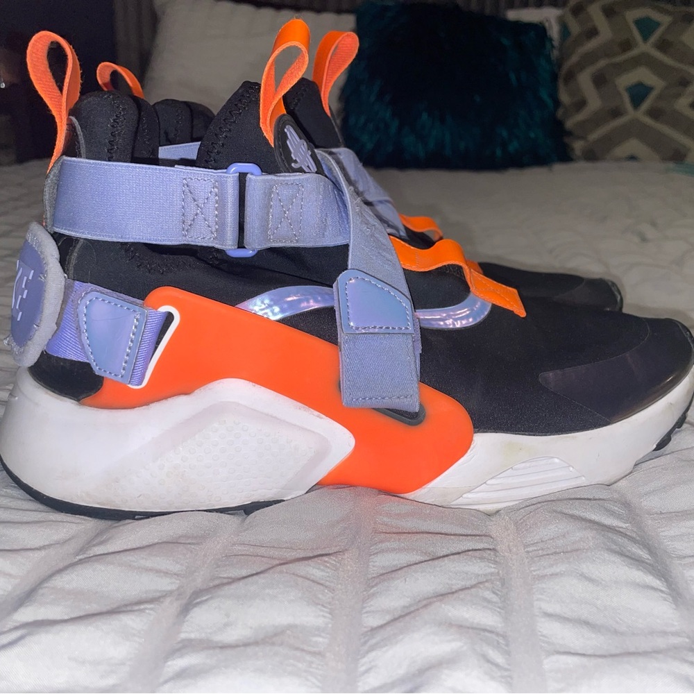 Nike Huarache shoes. 7 youth. 8.5 womens
